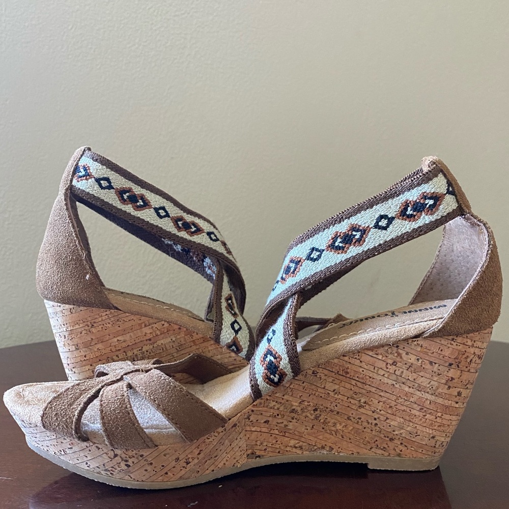 Minnetonka Women / Wedge Heel / Sandal SIZE 7